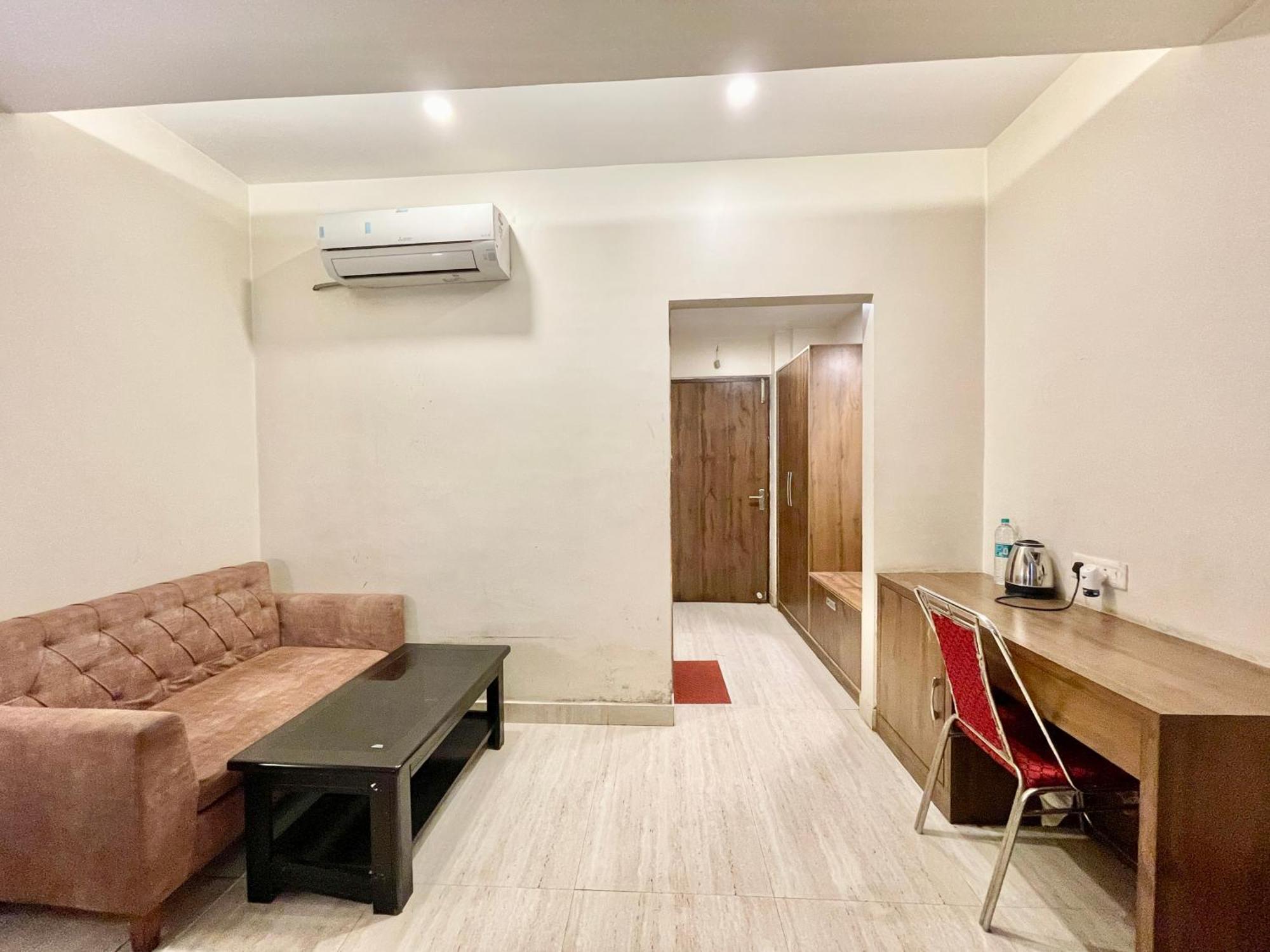 Hotel Rudraksh ! Varanasi !Fully-Air-Conditioned Hotel At Prime Location With Parking Availability, Near Kashi Vishwanath Temple, And Ganga Ghat 2 Exterior foto