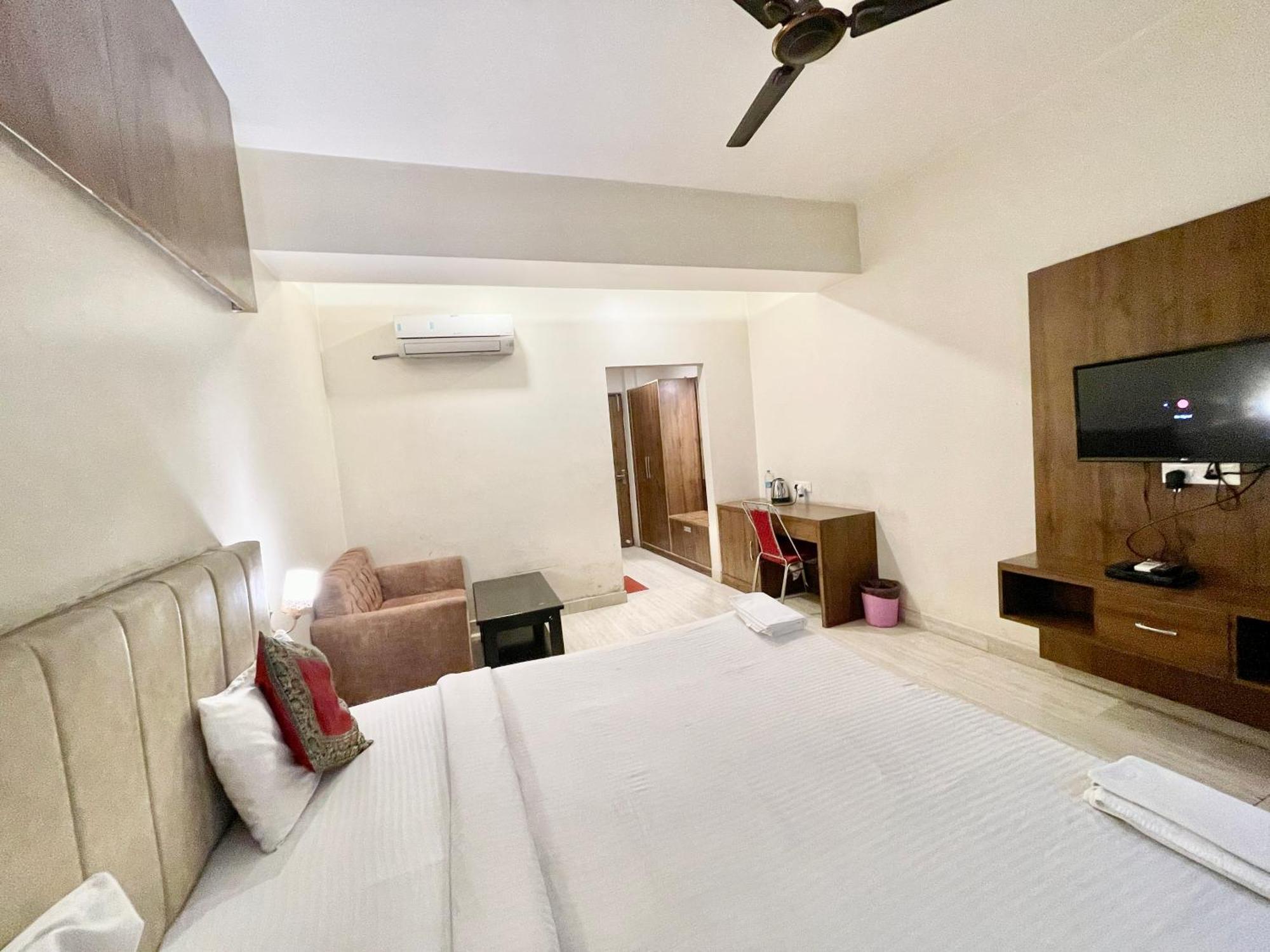 Hotel Rudraksh ! Varanasi !Fully-Air-Conditioned Hotel At Prime Location With Parking Availability, Near Kashi Vishwanath Temple, And Ganga Ghat 2 Exterior foto