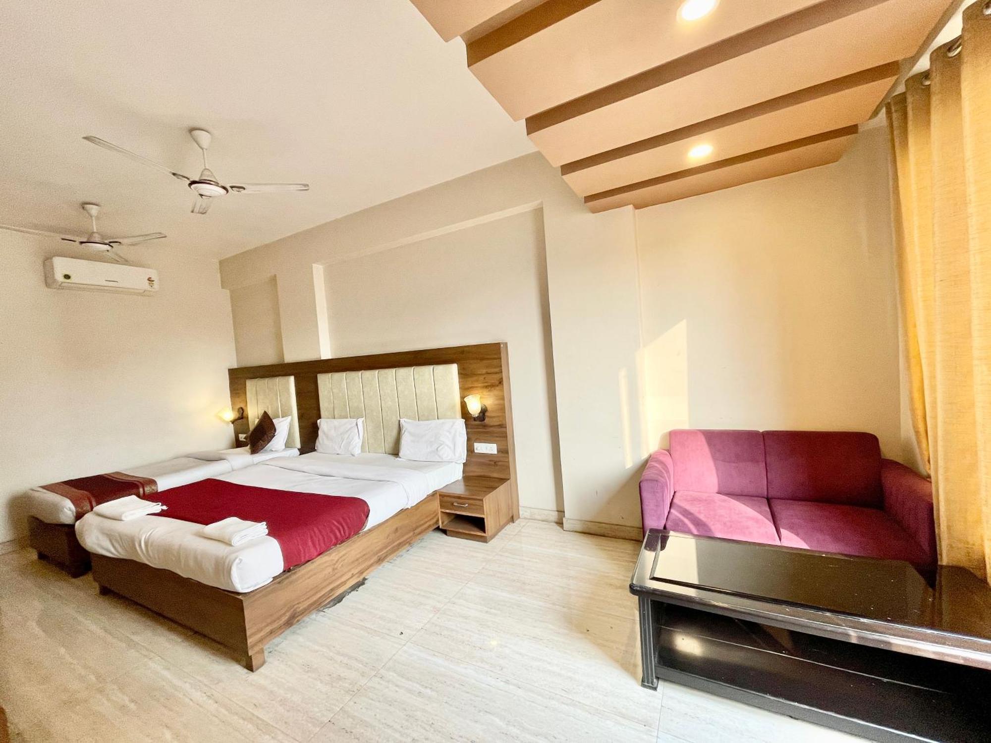 Hotel Rudraksh ! Varanasi !Fully-Air-Conditioned Hotel At Prime Location With Parking Availability, Near Kashi Vishwanath Temple, And Ganga Ghat 2 Exterior foto