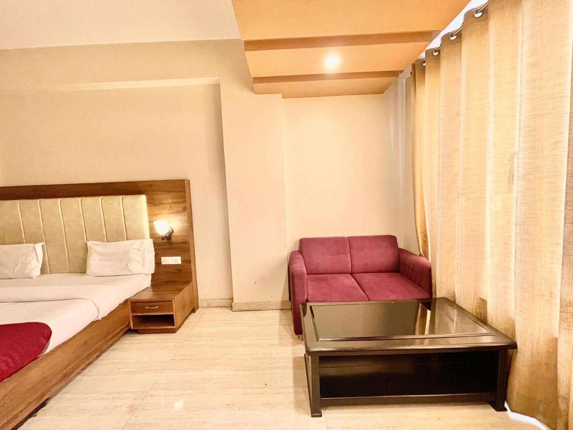 Hotel Rudraksh ! Varanasi !Fully-Air-Conditioned Hotel At Prime Location With Parking Availability, Near Kashi Vishwanath Temple, And Ganga Ghat 2 Exterior foto