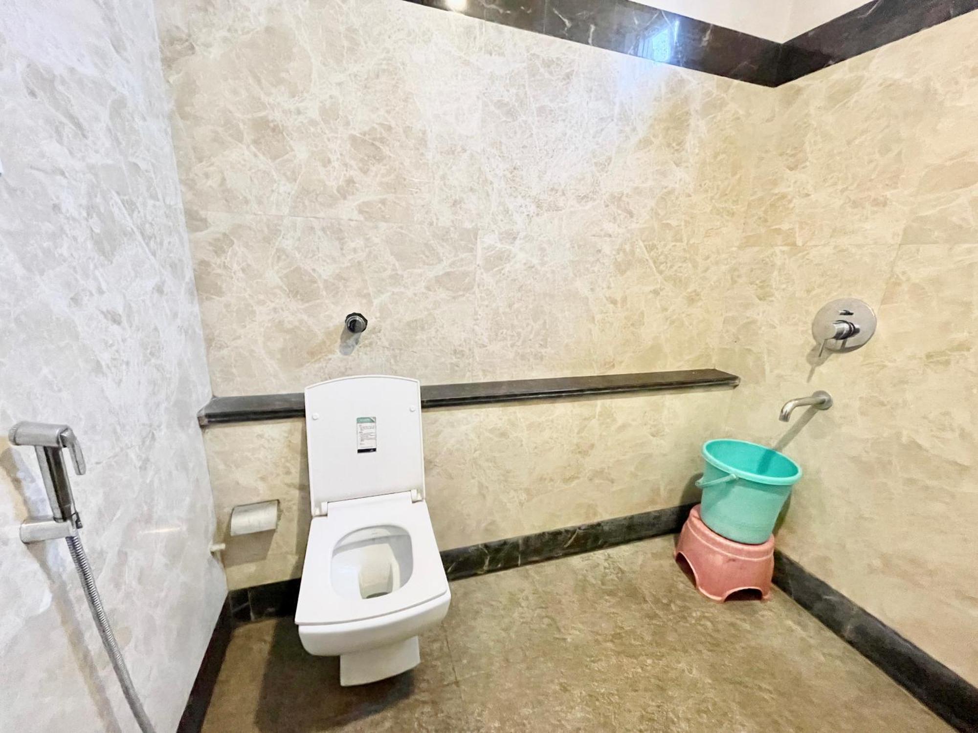 Hotel Rudraksh ! Varanasi !Fully-Air-Conditioned Hotel At Prime Location With Parking Availability, Near Kashi Vishwanath Temple, And Ganga Ghat 2 Exterior foto