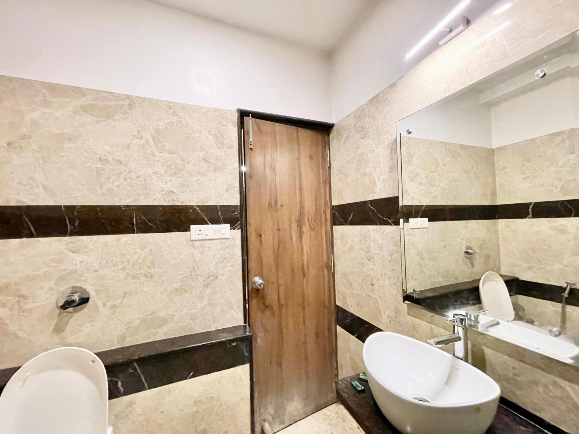 Hotel Rudraksh ! Varanasi !Fully-Air-Conditioned Hotel At Prime Location With Parking Availability, Near Kashi Vishwanath Temple, And Ganga Ghat 2 Exterior foto