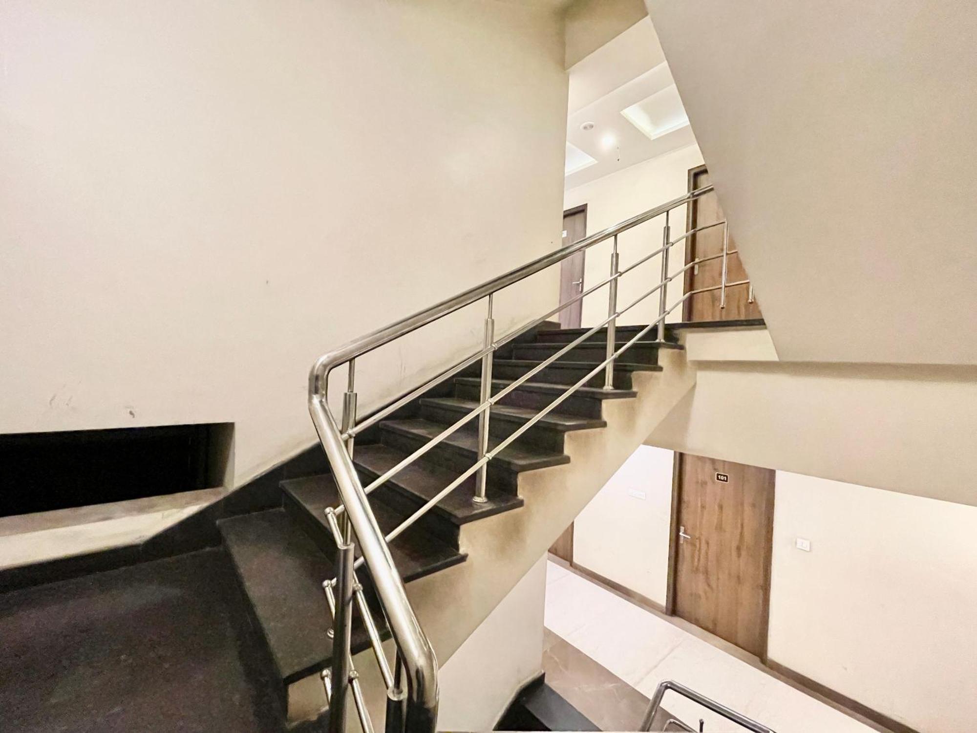 Hotel Rudraksh ! Varanasi !Fully-Air-Conditioned Hotel At Prime Location With Parking Availability, Near Kashi Vishwanath Temple, And Ganga Ghat 2 Exterior foto