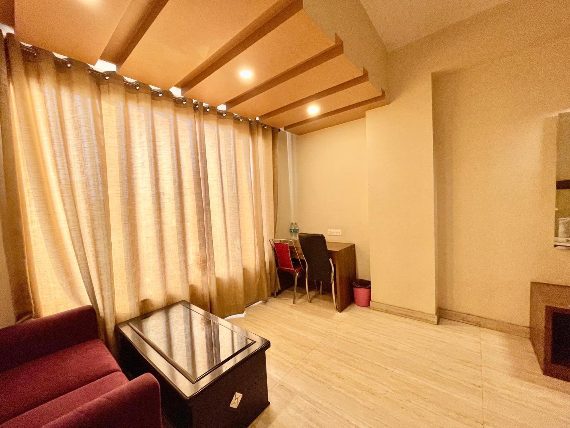 Hotel Rudraksh ! Varanasi !Fully-Air-Conditioned Hotel At Prime Location With Parking Availability, Near Kashi Vishwanath Temple, And Ganga Ghat 2 Exterior foto