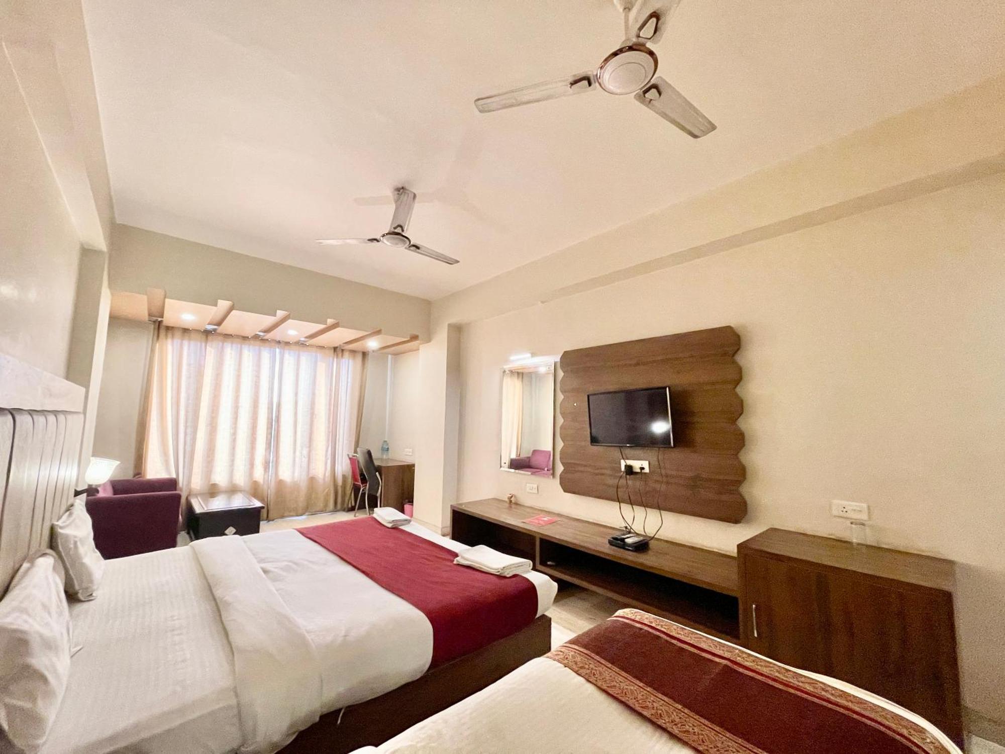 Hotel Rudraksh ! Varanasi !Fully-Air-Conditioned Hotel At Prime Location With Parking Availability, Near Kashi Vishwanath Temple, And Ganga Ghat 2 Exterior foto